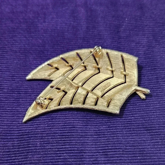 Lisner Brooch Feathers Palm Leaf Tropical Gold Tone 2" Vintage - Picture 8 of 8